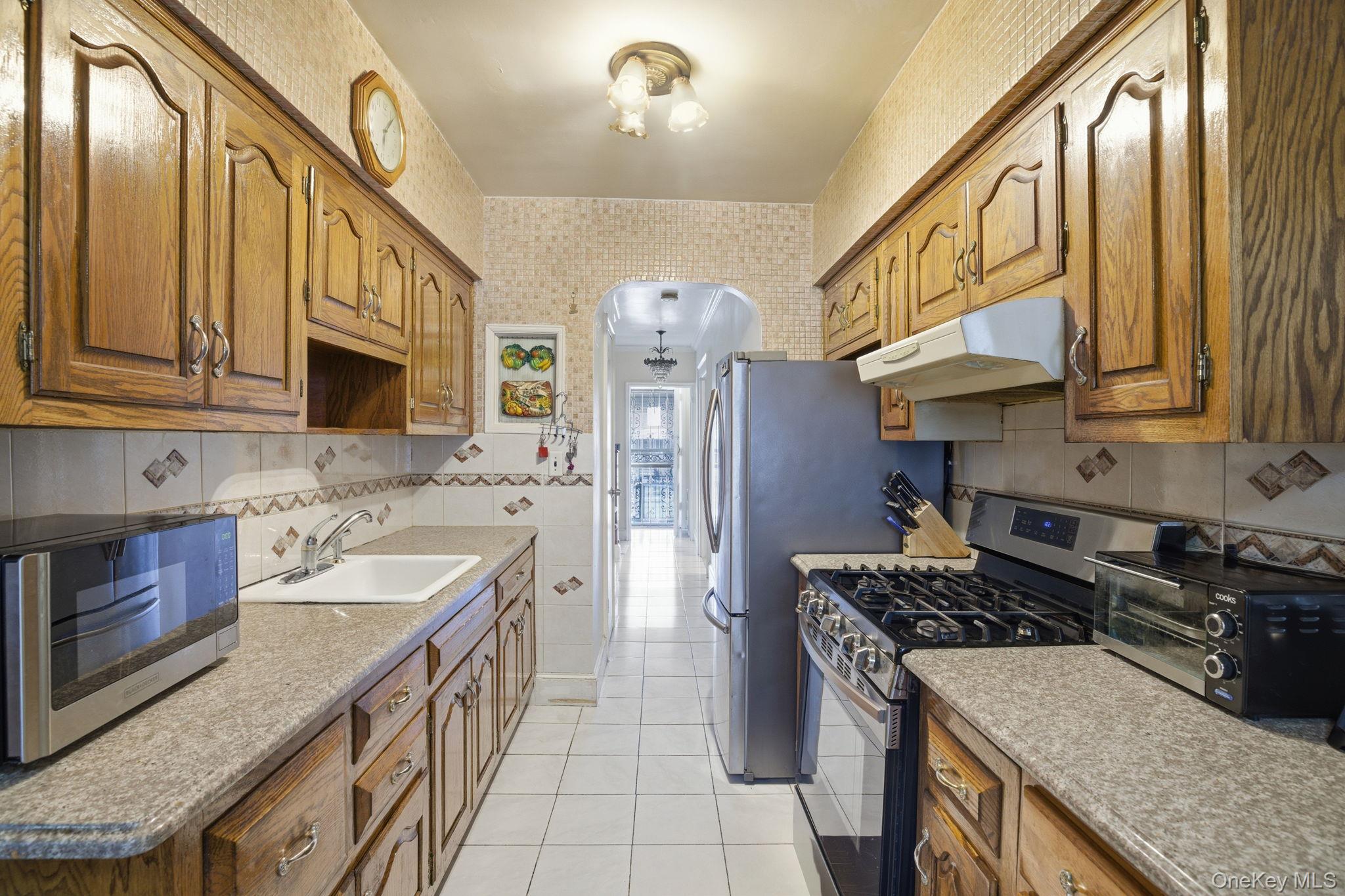 2530 Bronxwood Avenue Property Photo 13