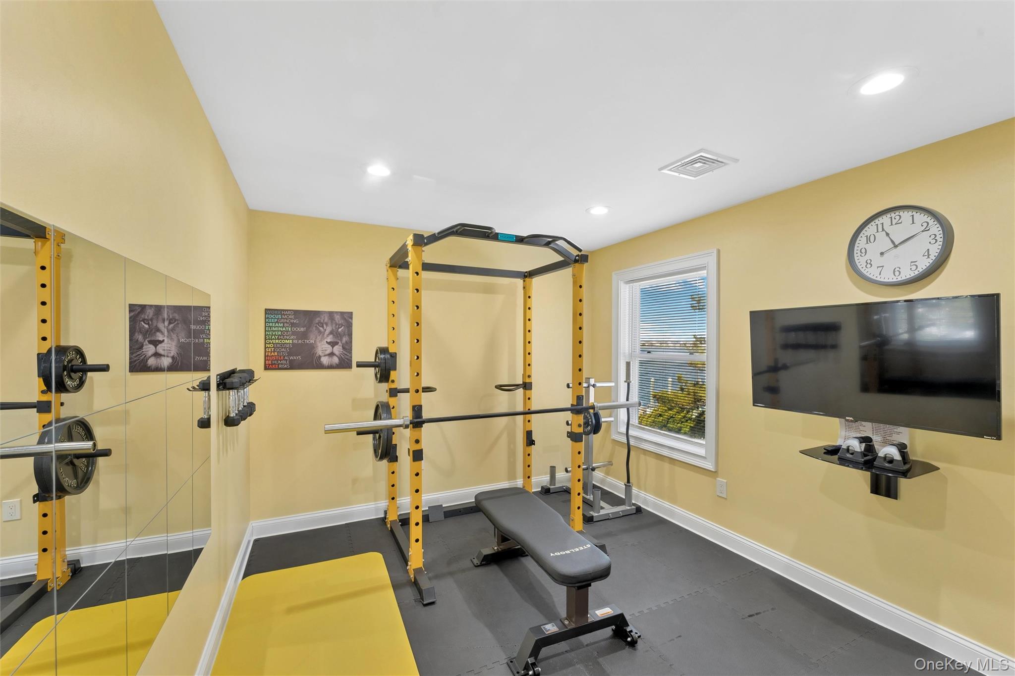 890 S Long Beach Avenue Property Photo 18