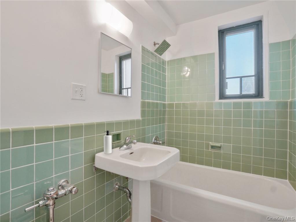 1561 Metropolitan Avenue 5a Property Photo 6