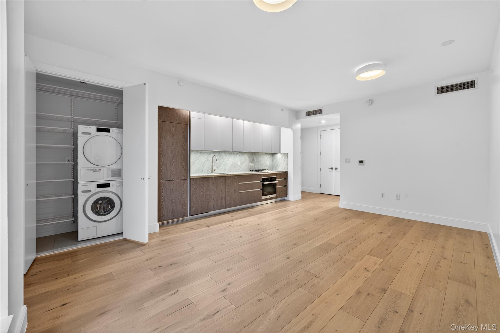 229 9th Street 307 Property Photo 4