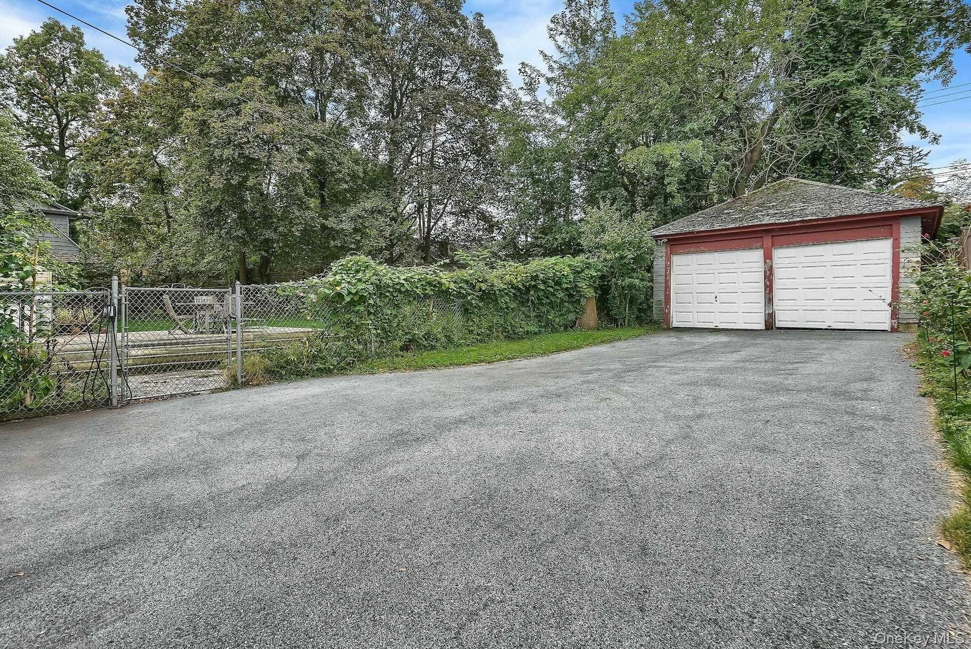 105 Hooker Avenue Property Photo 3