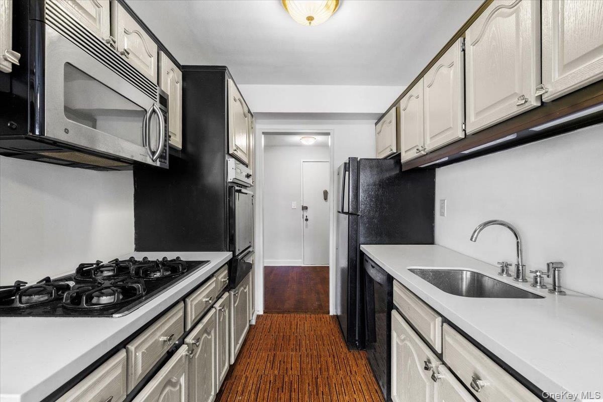 370 Westchester Avenue 5c Property Photo 9