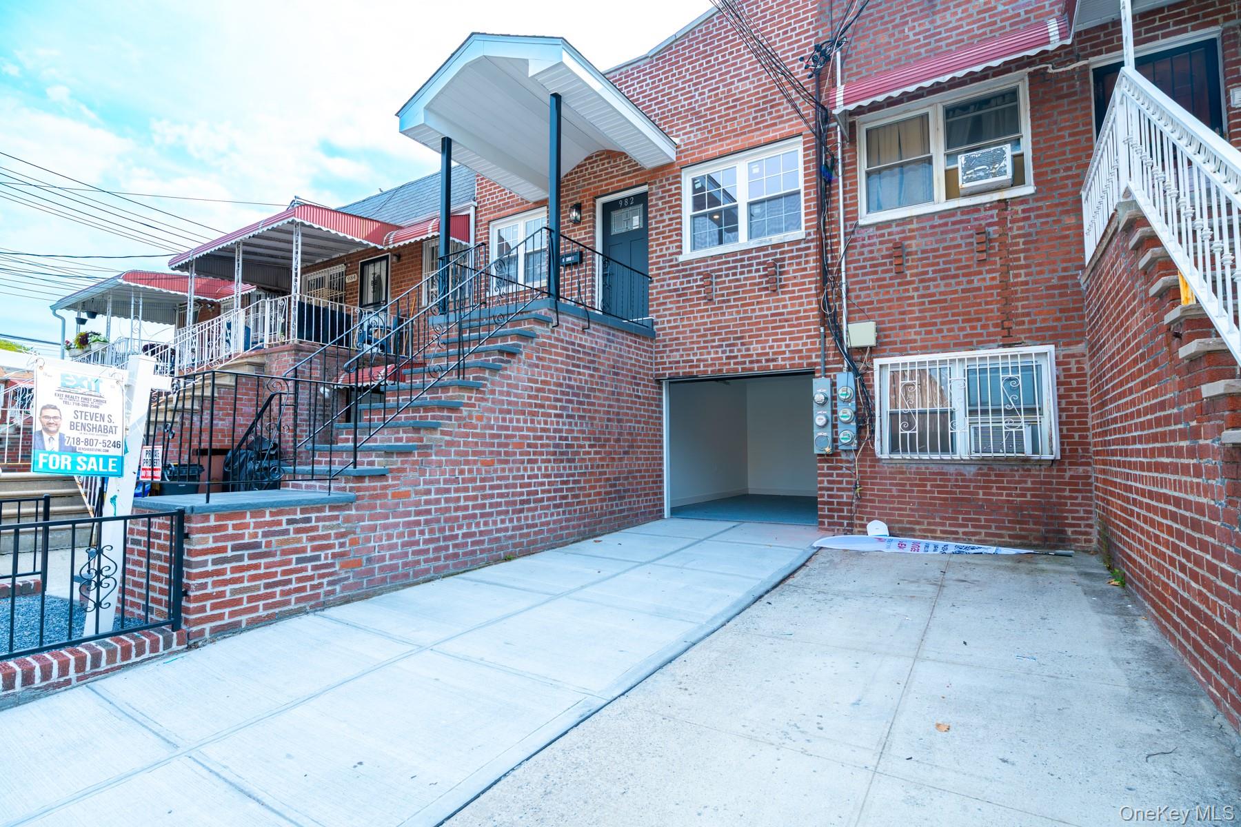 982 E 106th Street Property Photo 2