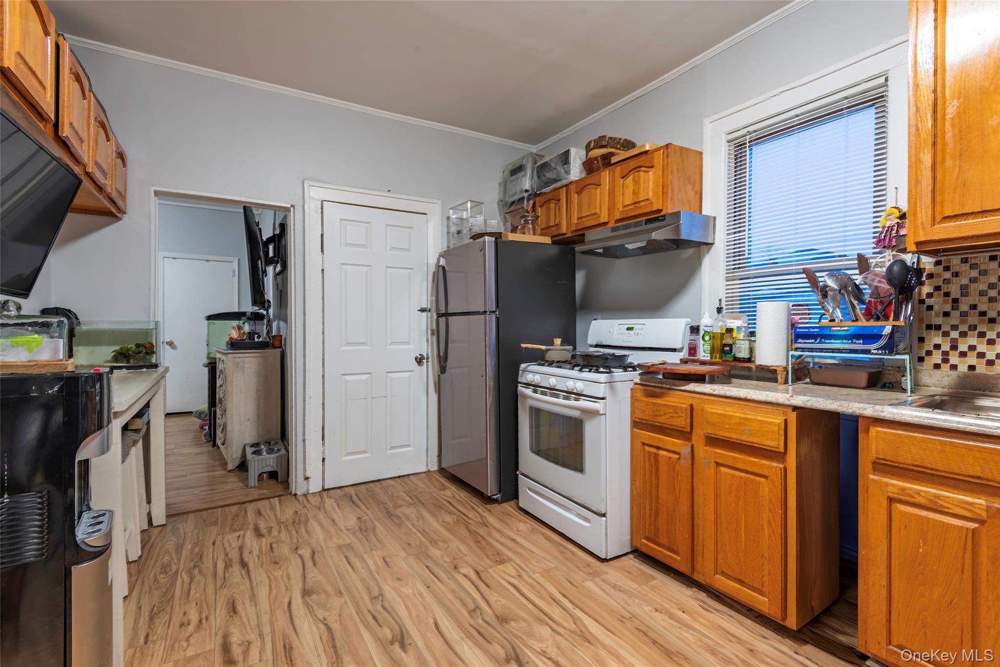 1060 Midland Street Property Photo 4