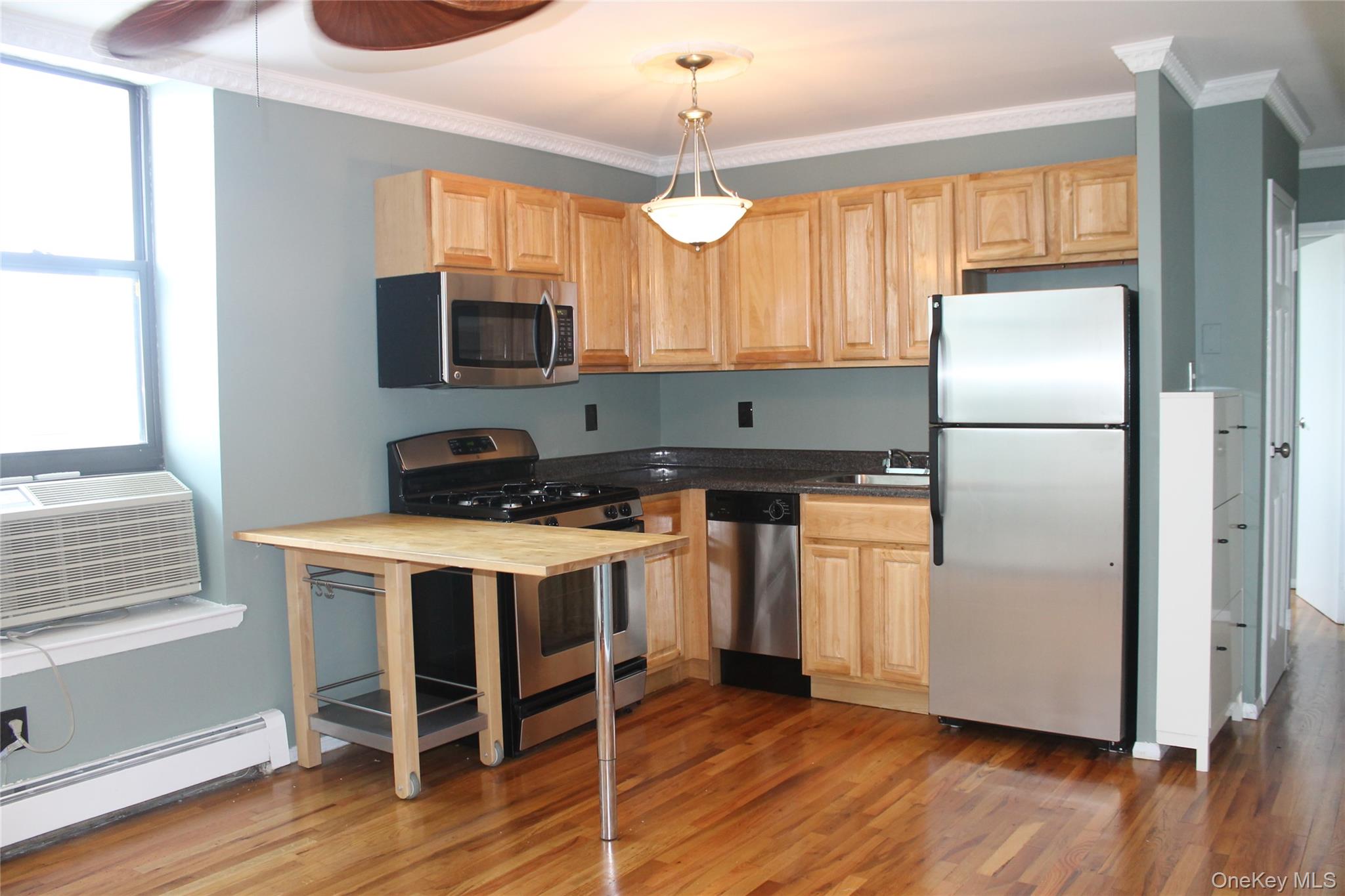 14-23 31 Avenue 4c Property Photo 1