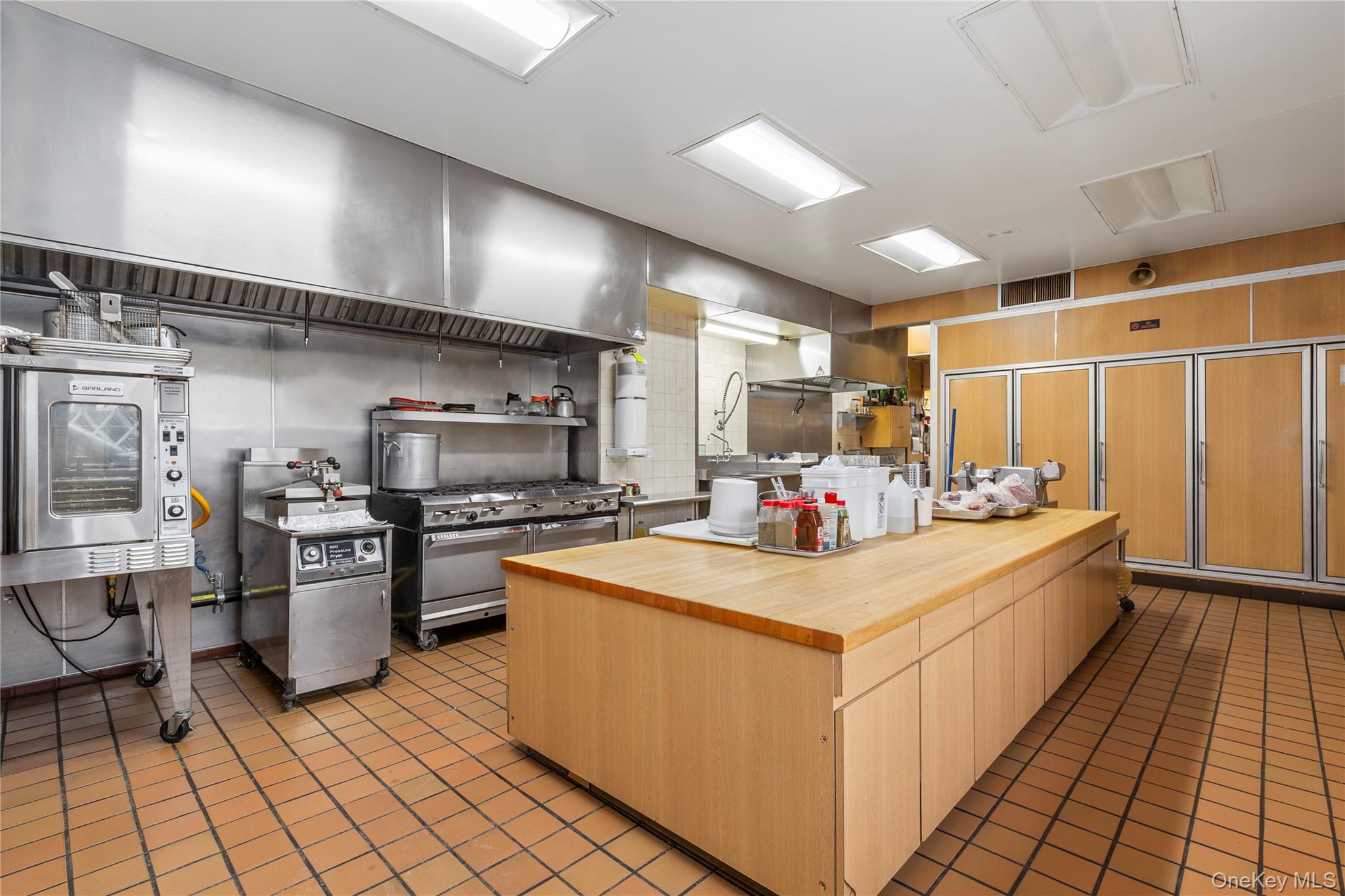 94-12 Jamaica Avenue Property Photo 4