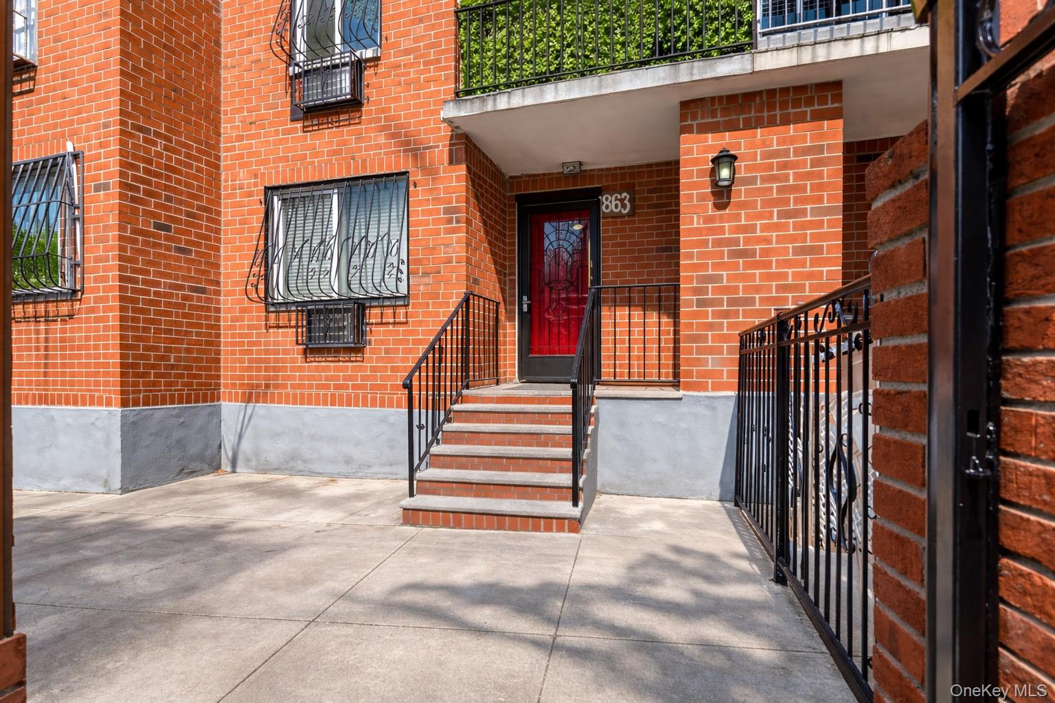 863 Home Street Property Photo 2