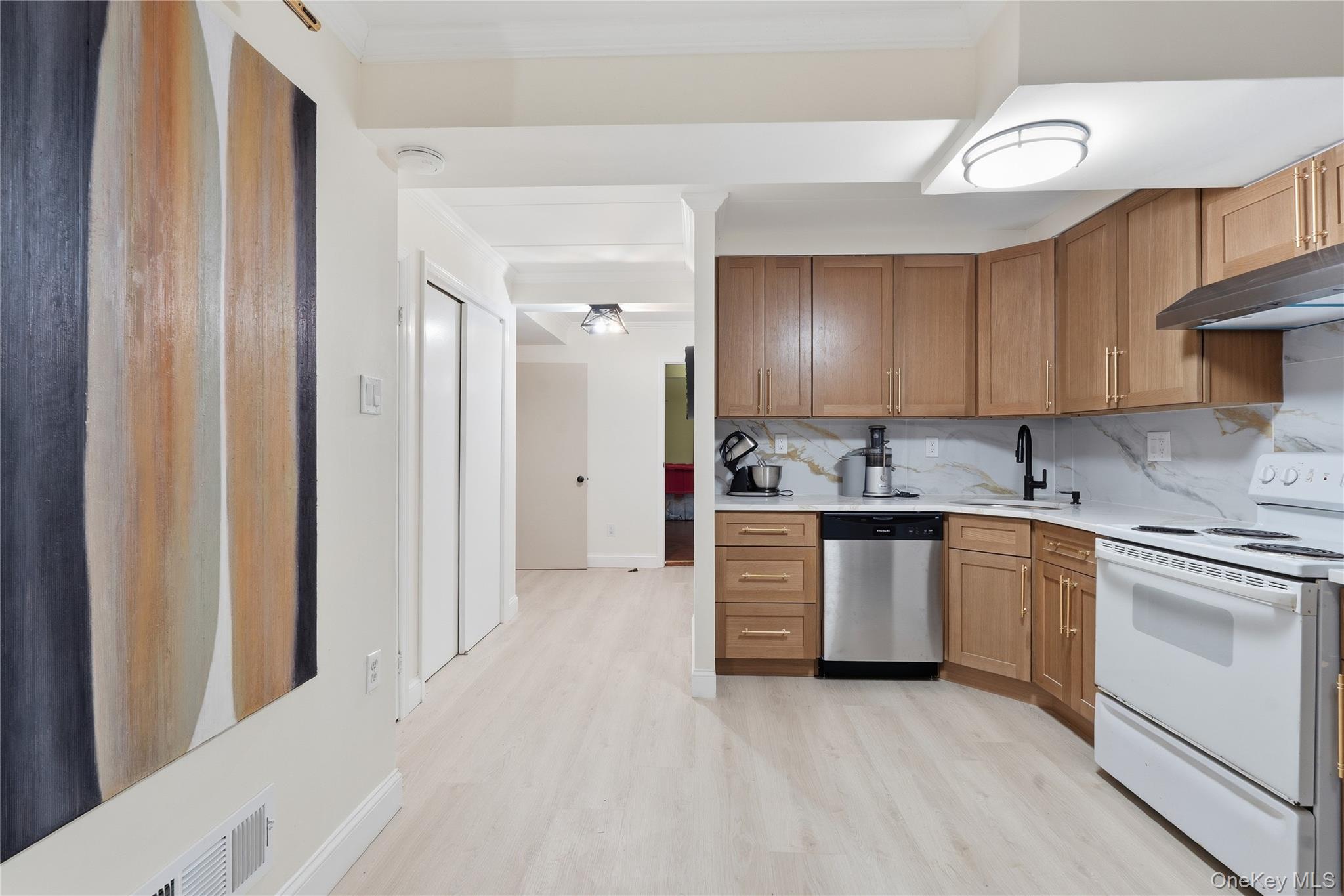 863 Home Street Property Photo 5