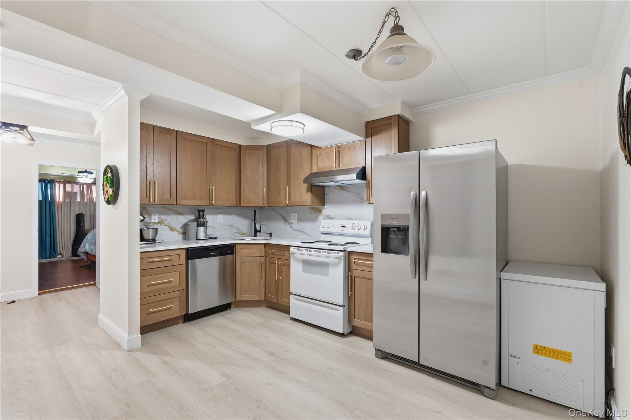 863 Home Street Property Photo 6