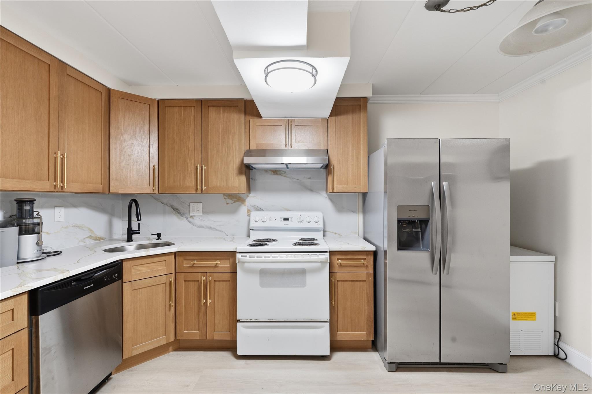863 Home Street Property Photo 7