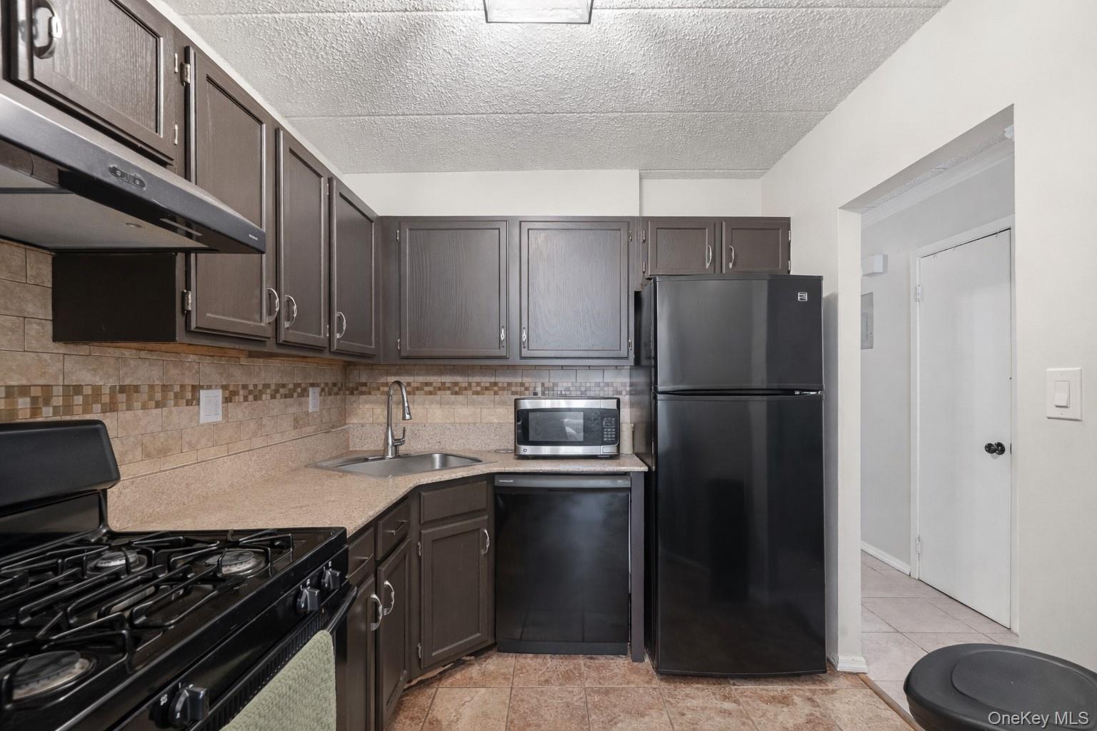 863 Home Street Property Photo 22