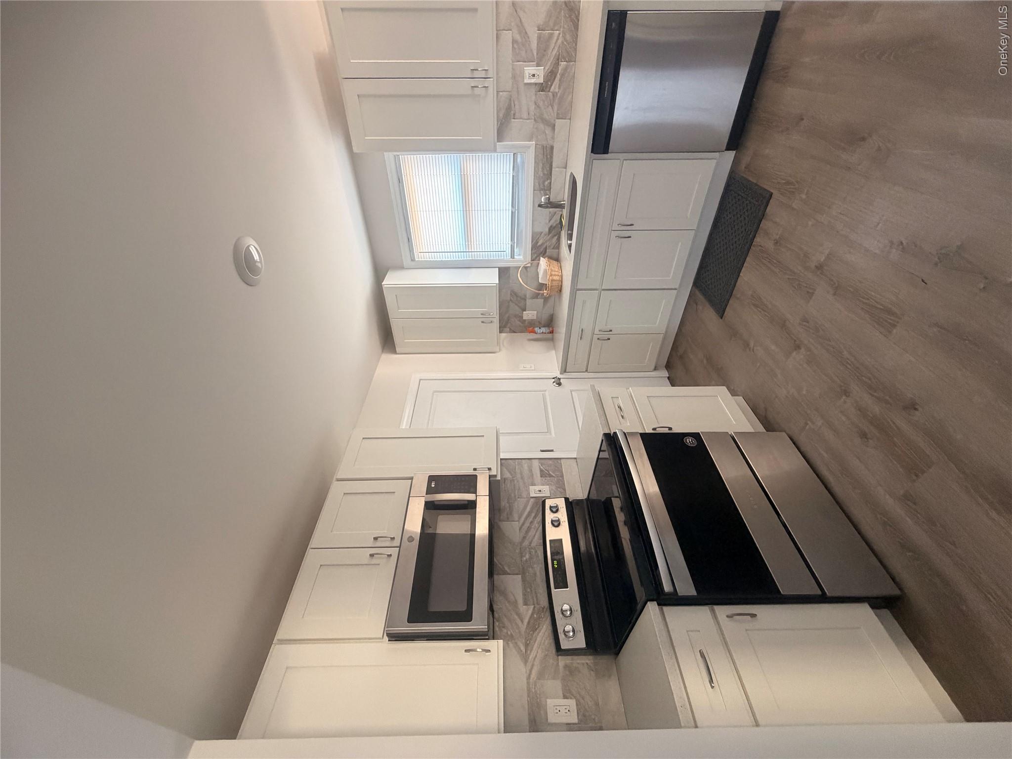 629 Lakeway Drive Property Photo 4