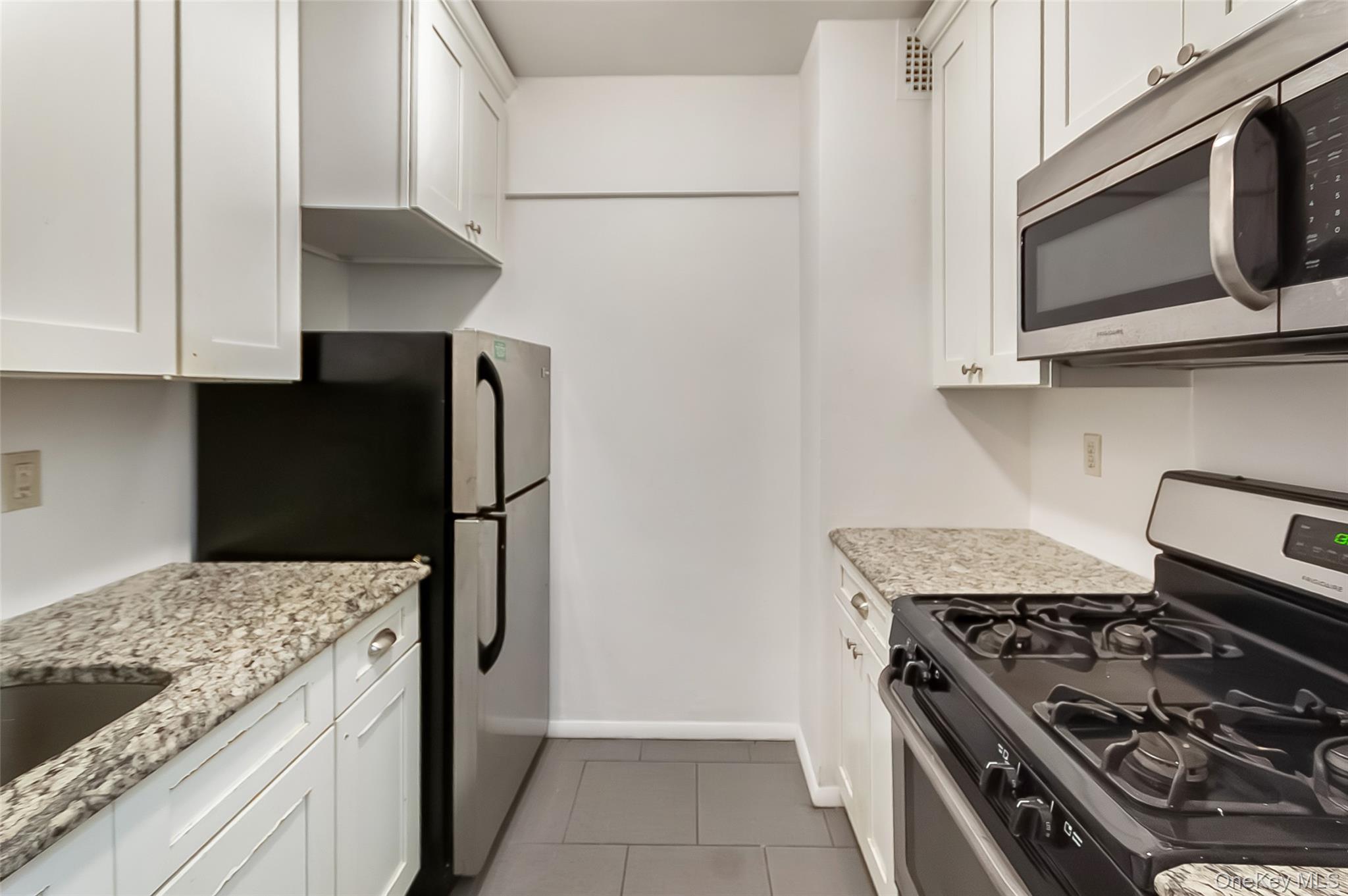 665 Thwaites Place 1x Property Photo 4