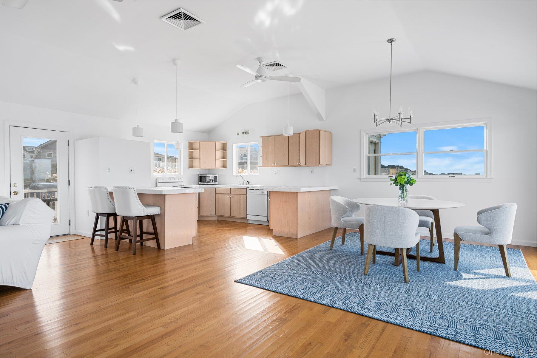 654a Dune Road Property Photo 3