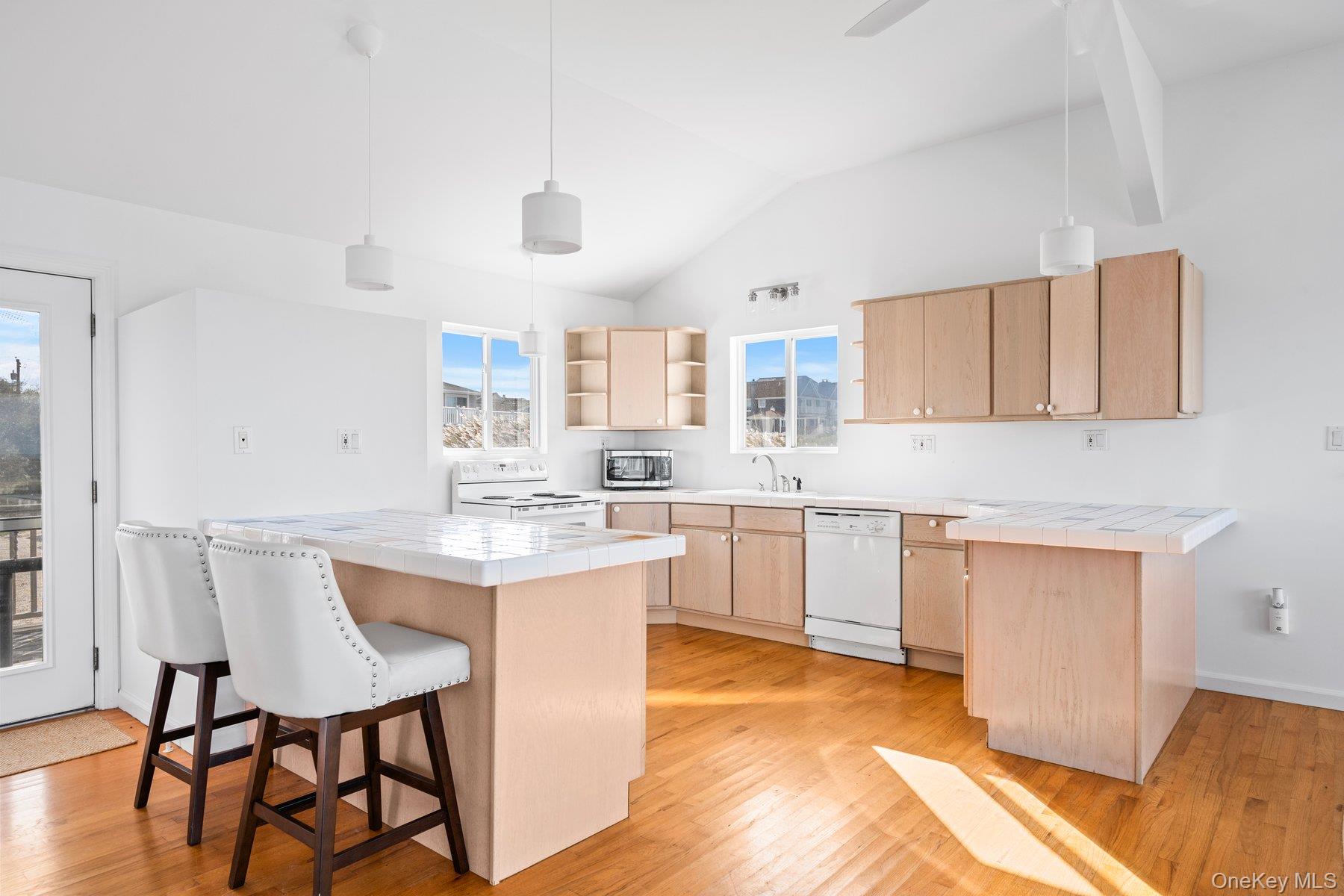 654a Dune Road Property Photo 4