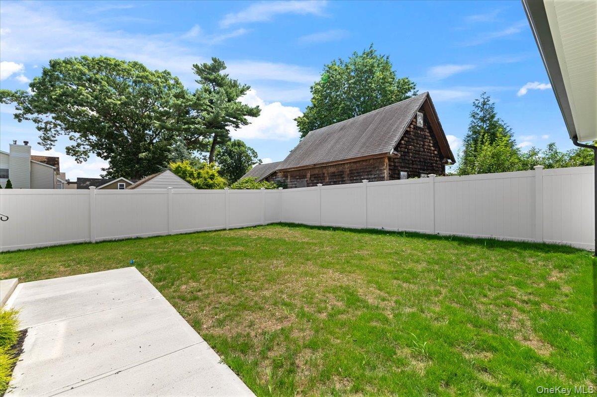 51 Willis Avenue Property Photo 41