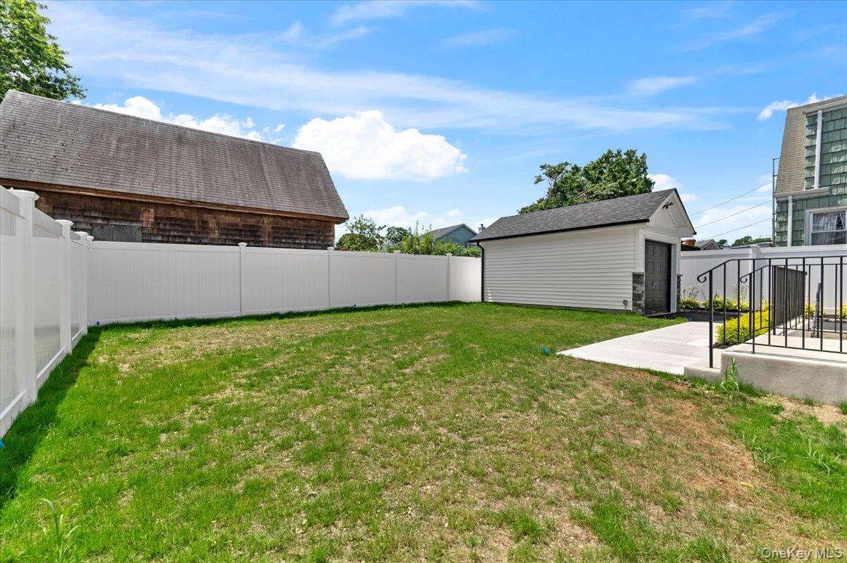 51 Willis Avenue Property Photo 42