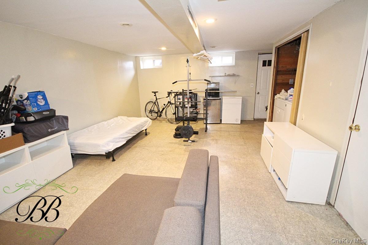 2534 Ralph Avenue Property Photo 15