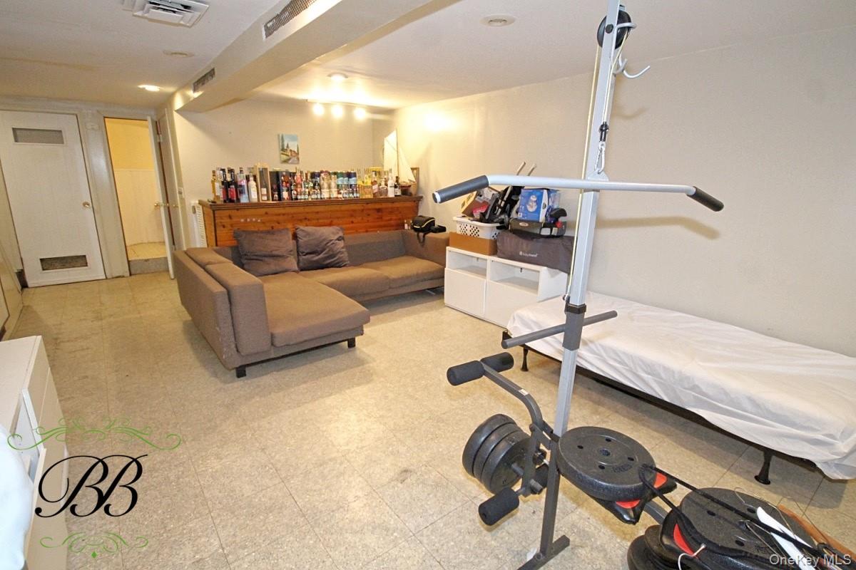 2534 Ralph Avenue Property Photo 16