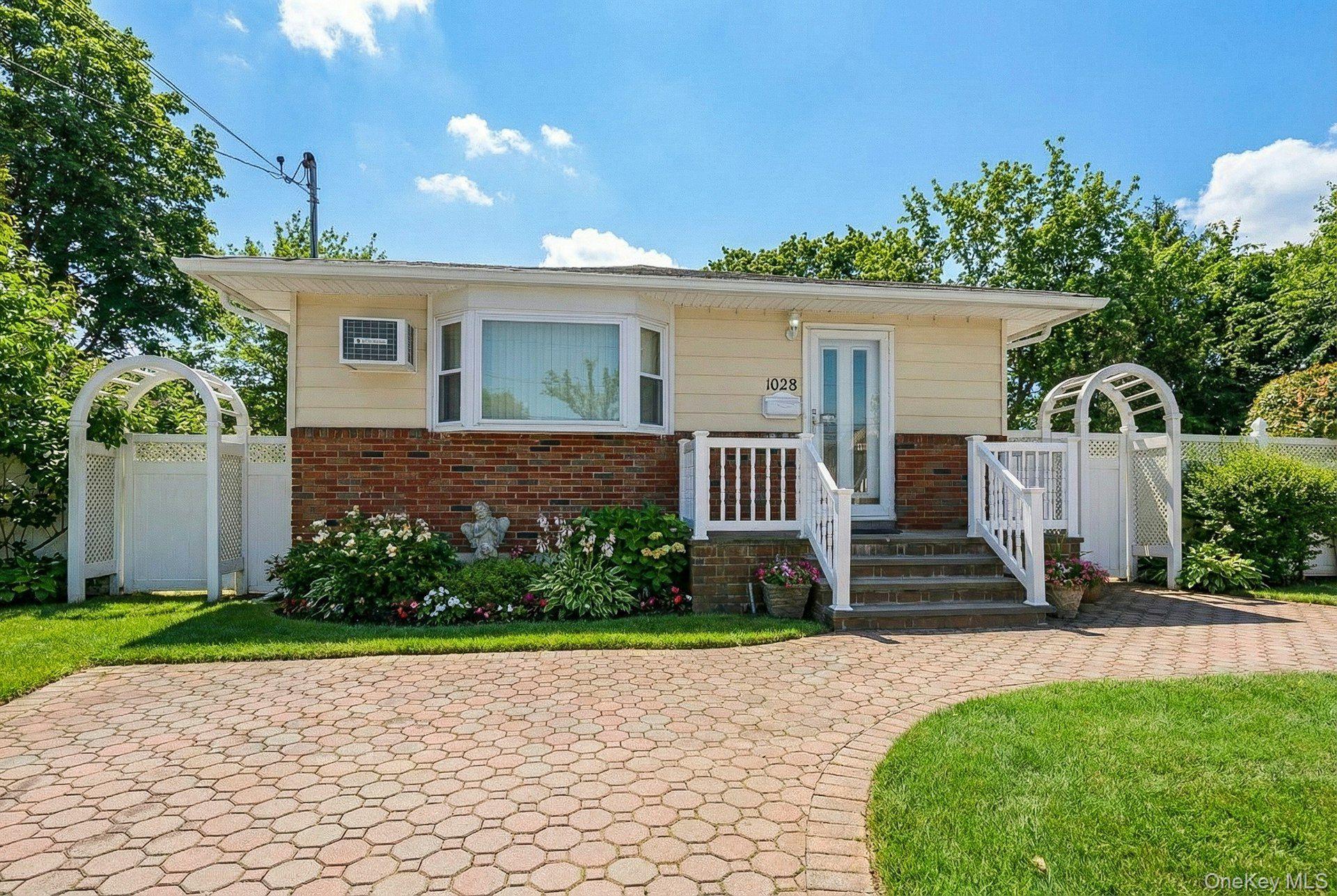 1028 Thomas Avenue Property Photo 1