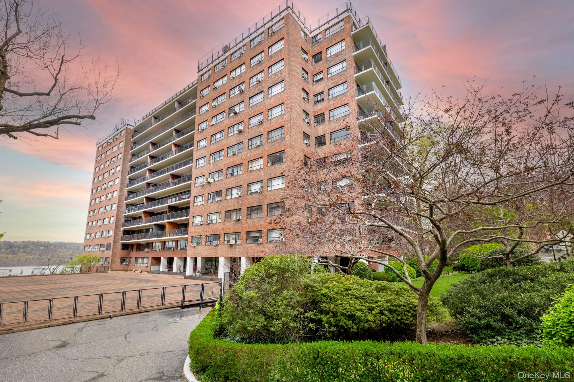 2727 Palisade Avenue 5a Property Photo 1