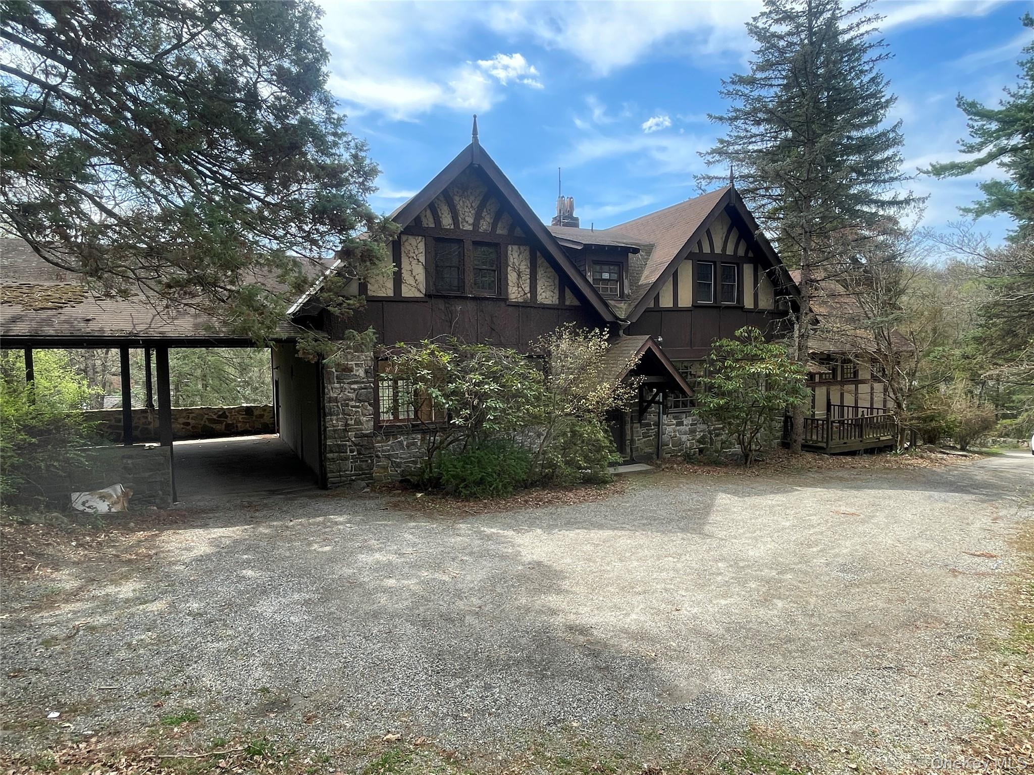 32 E Lake Stable Road Property Photo 1