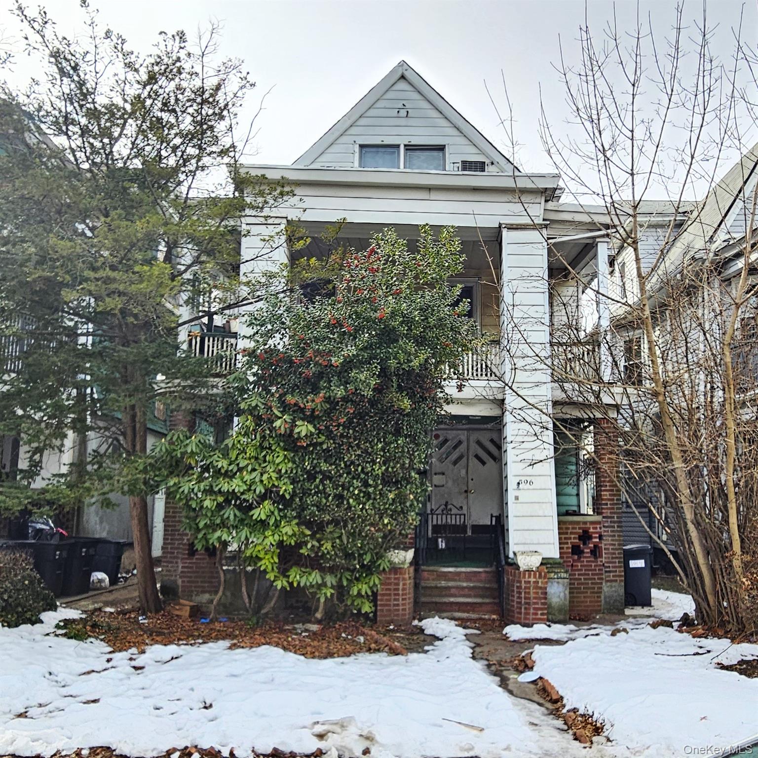 596 E 8th Street Property Photo 1