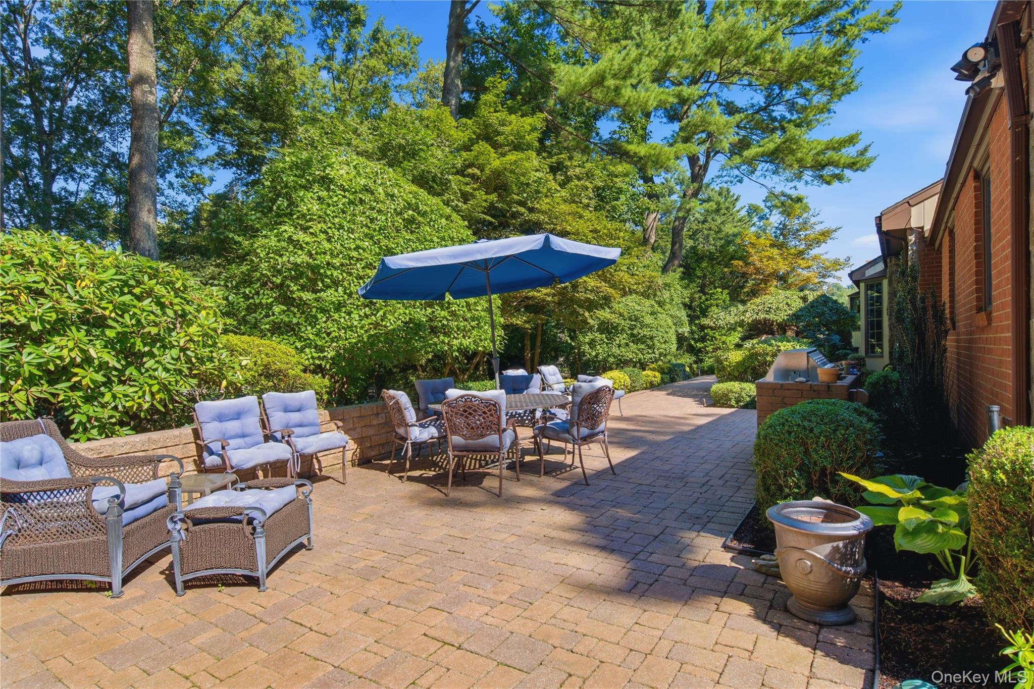 1017 Friendly Road Property Photo 4