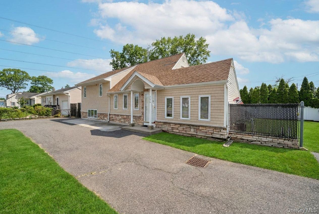 266 Ronkonkoma Avenue Property Photo 2