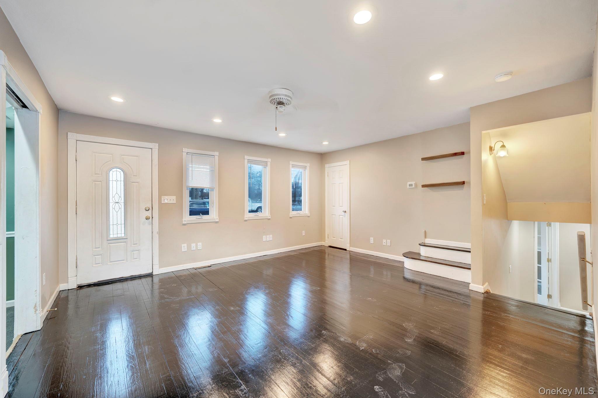 266 Ronkonkoma Avenue Property Photo 4