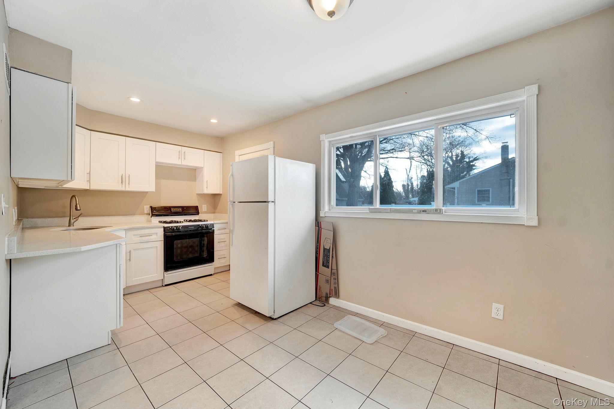 266 Ronkonkoma Avenue Property Photo 6