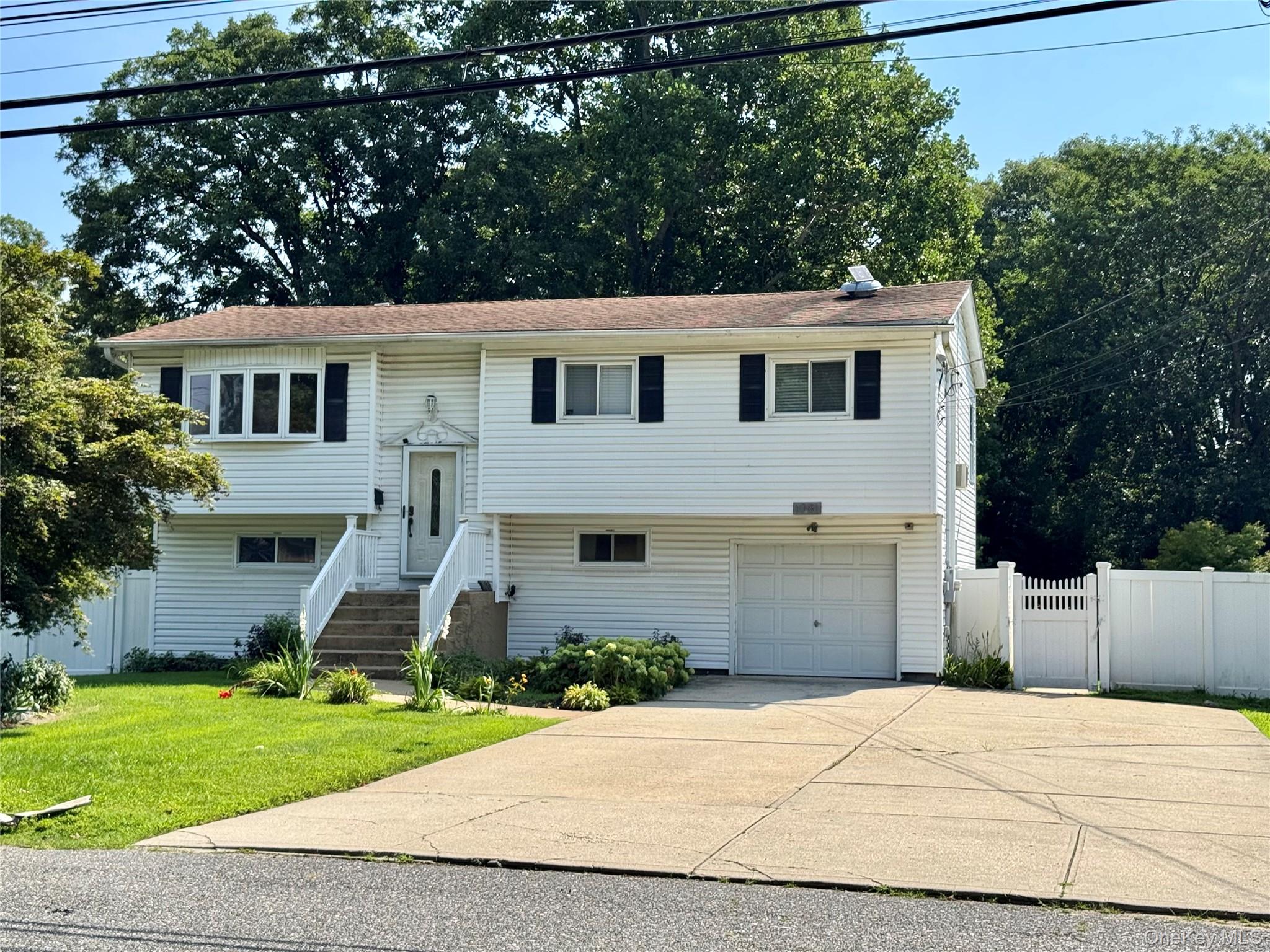 1081 Bay Shore Avenue Property Photo 1