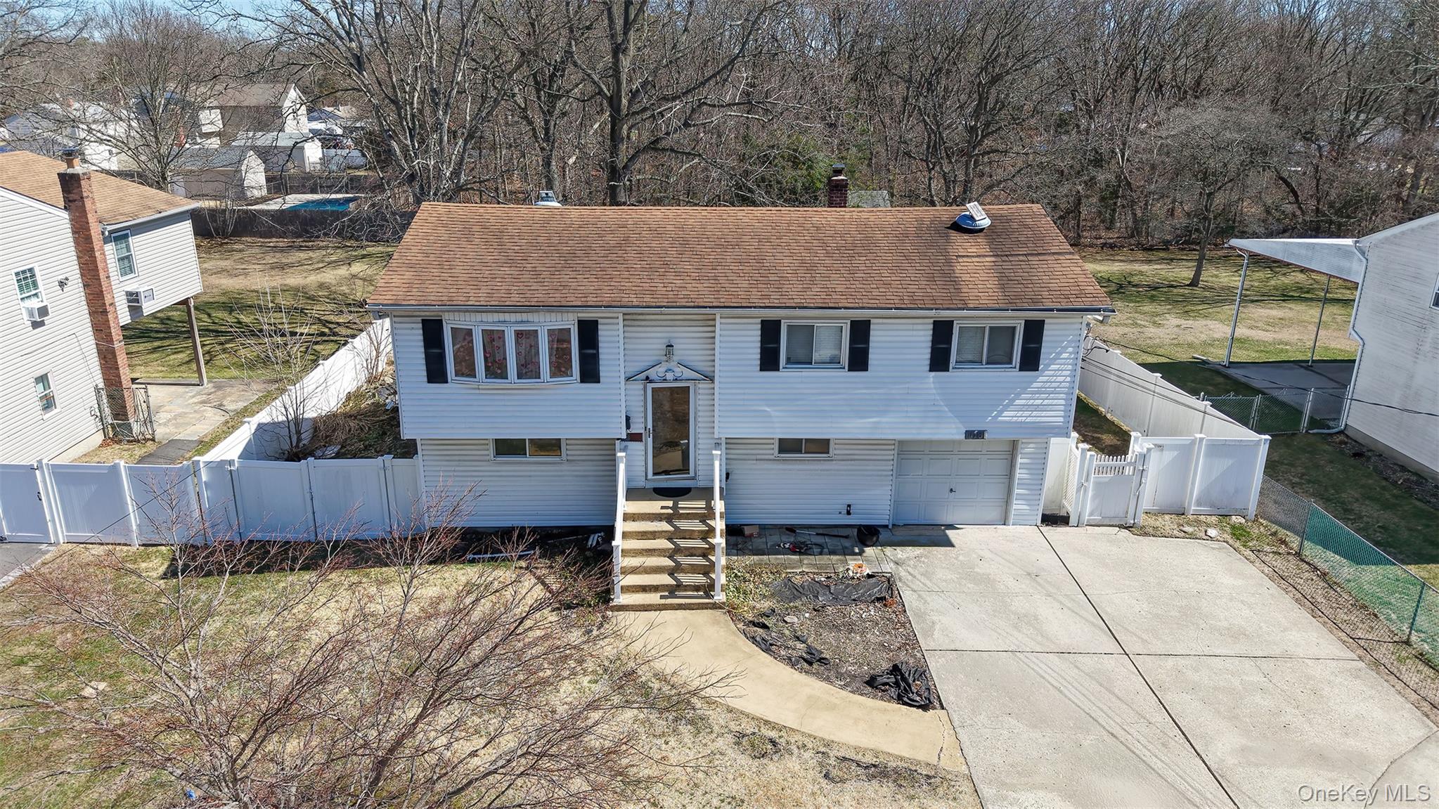 1081 Bay Shore Avenue Property Photo 3