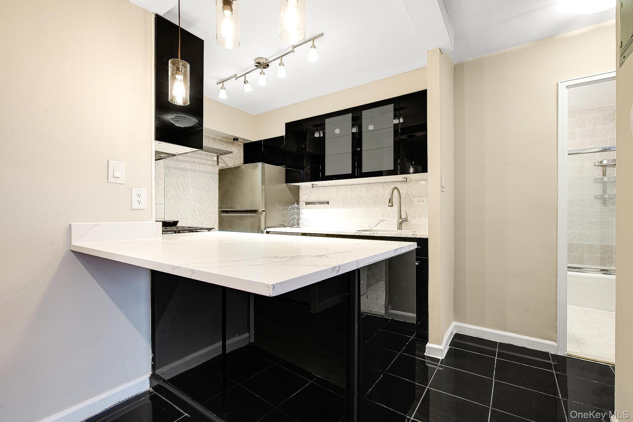 70-25 Yellowstone Boulevard 14o Property Photo 8