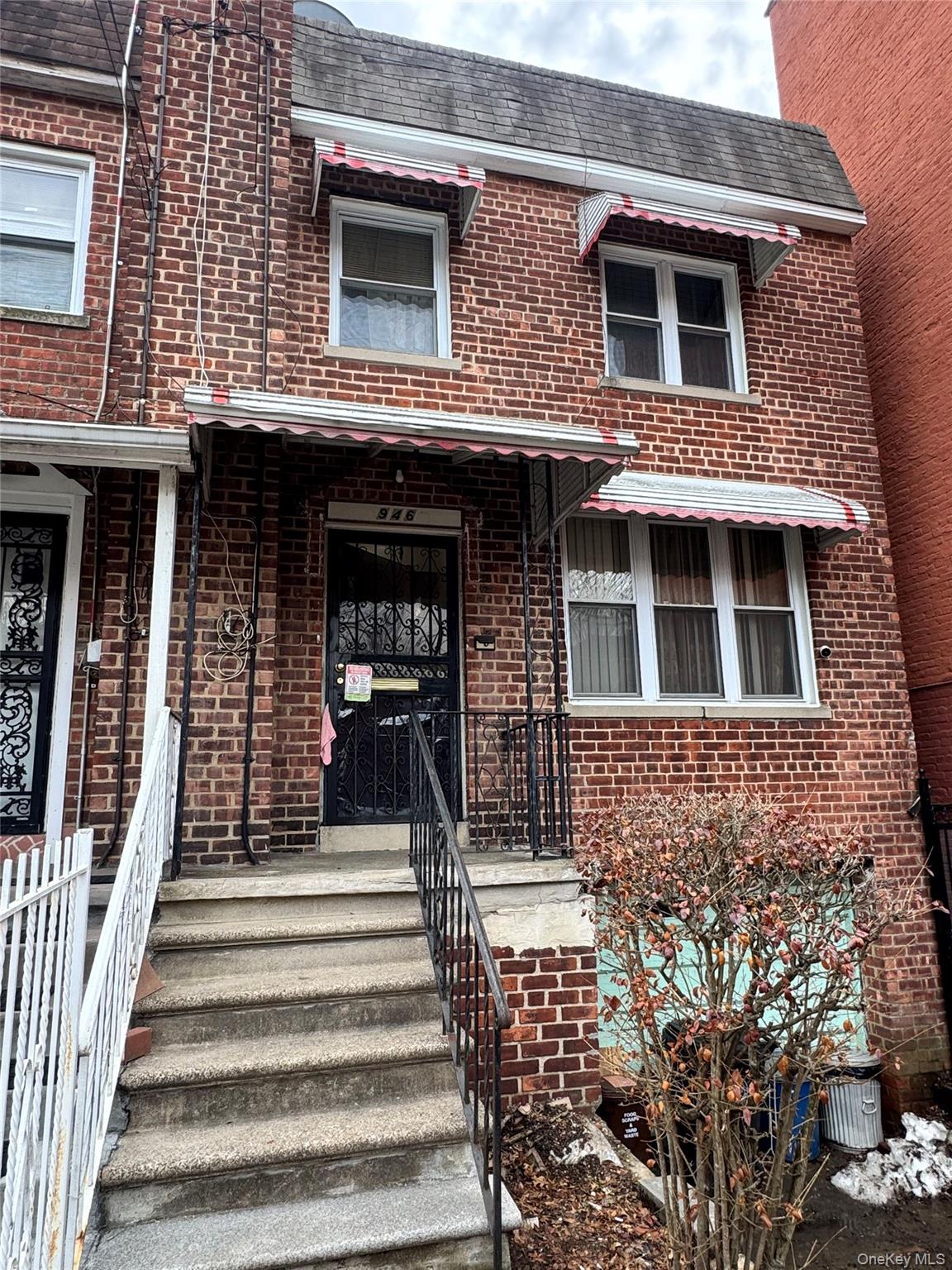 946 E 215th Street Property Photo 1