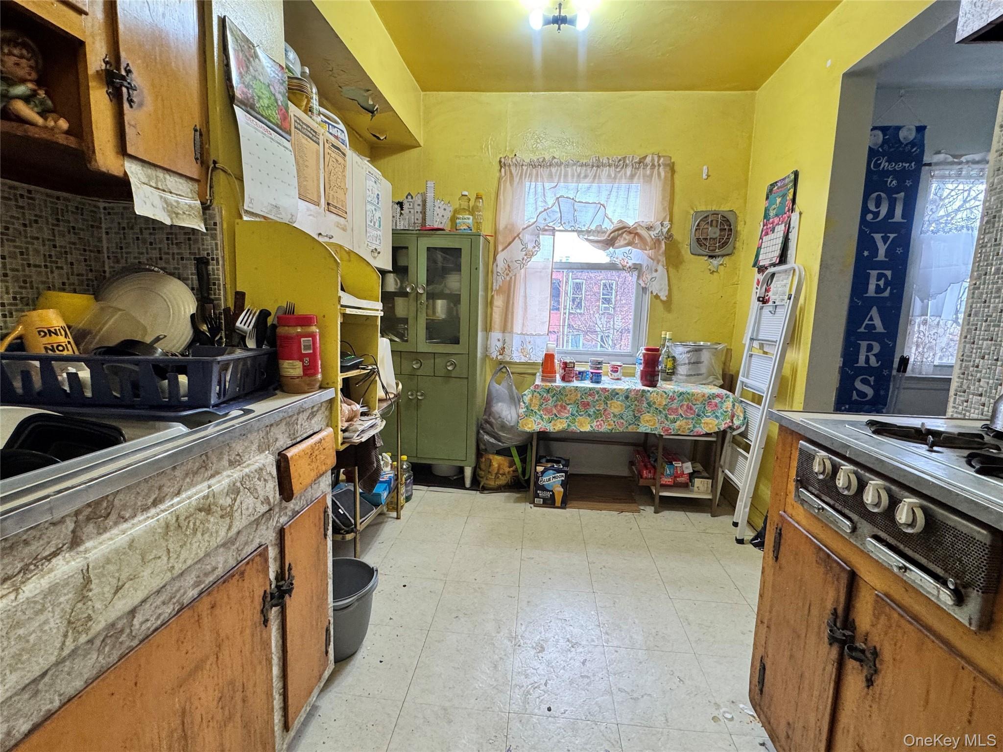 946 E 215th Street Property Photo 3