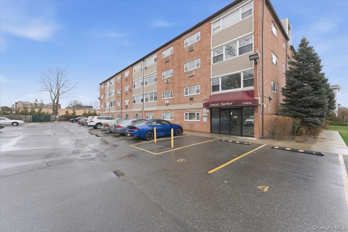 222 Smith Street 2e Property Photo 2