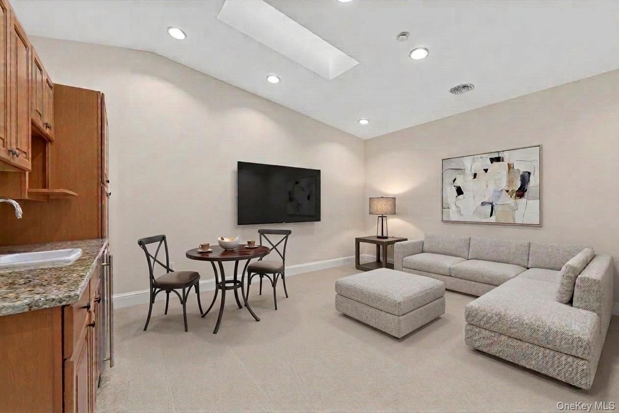 3 Harbor Pointe Drive Property Photo 29