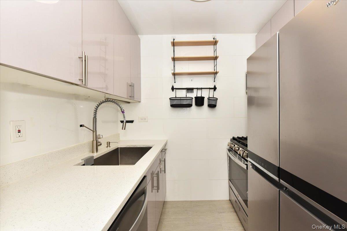 18-15 215th Street 4l Property Photo 4