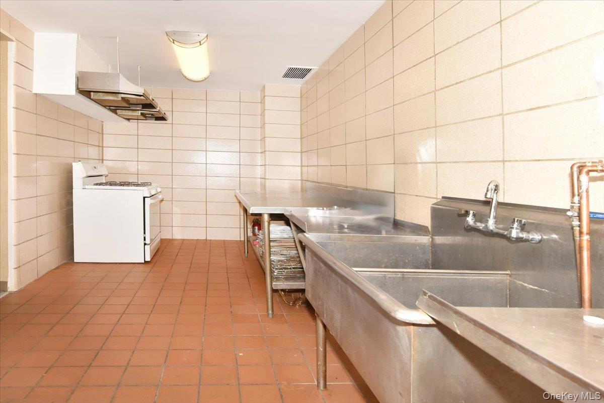 18-15 215th Street 4l Property Photo 15