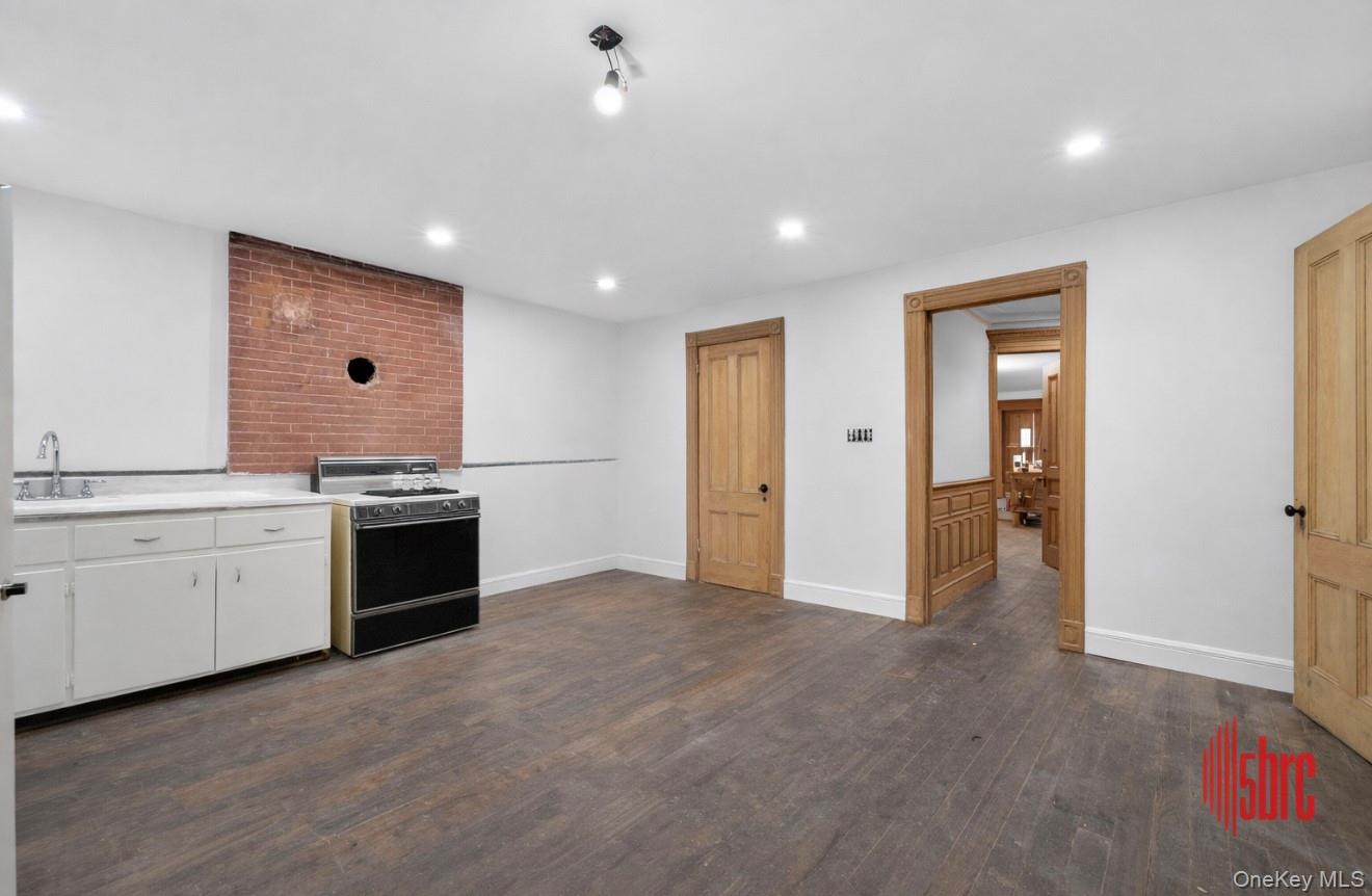 1191 Dean Street Property Photo 4
