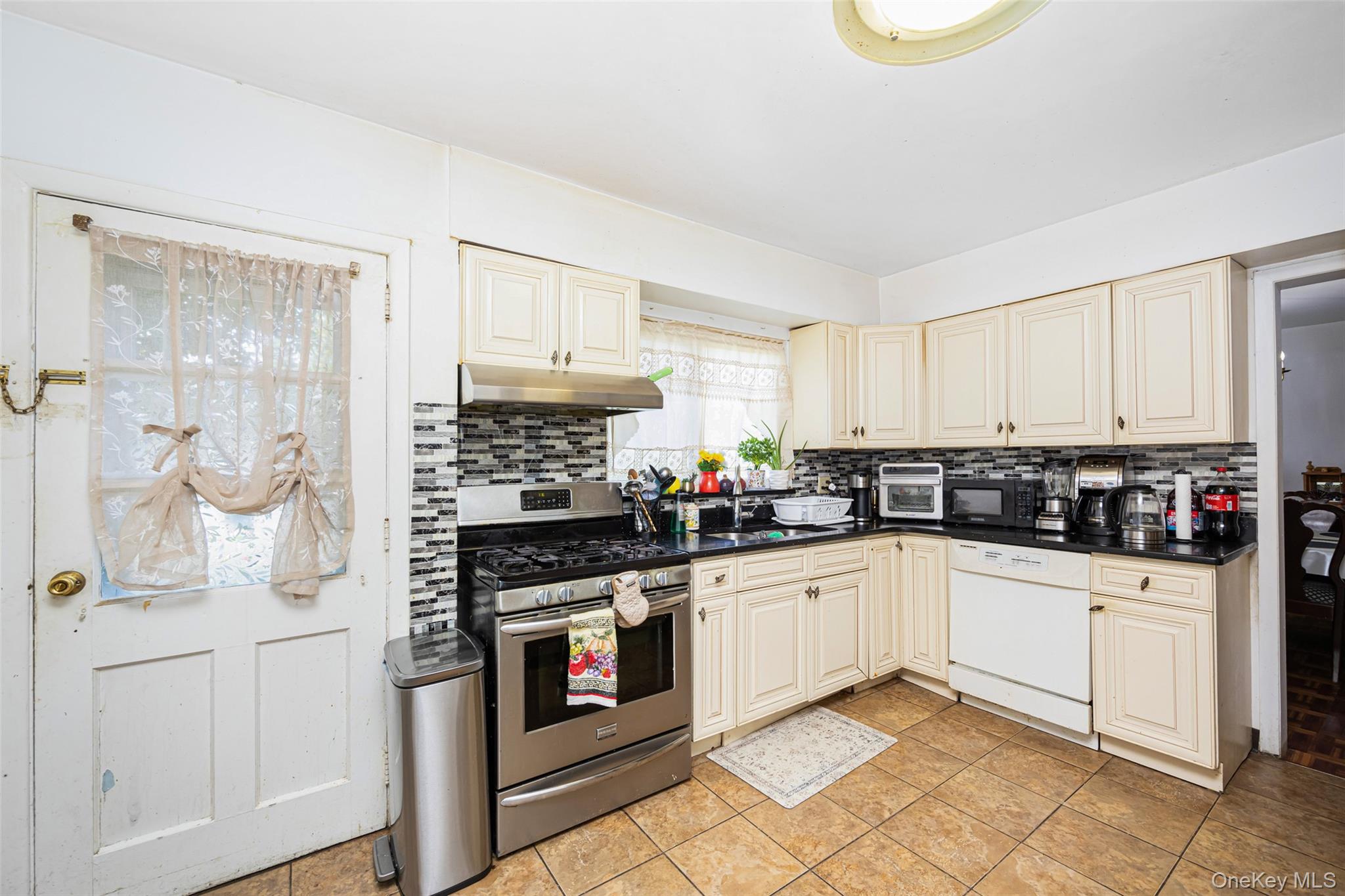 84 Middle Neck Road Property Photo 4