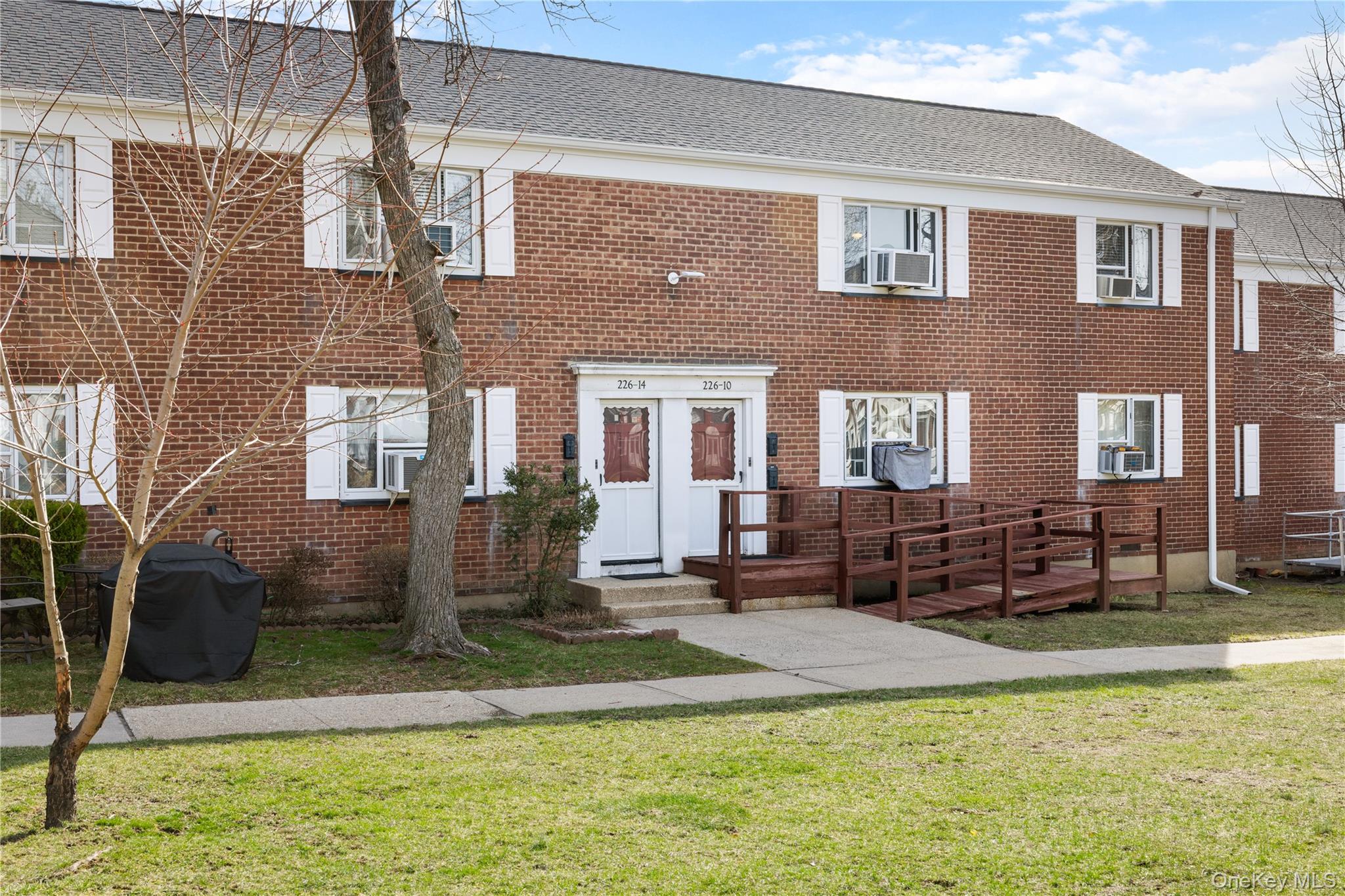 226-10 Manor Road Upper Property Photo 2