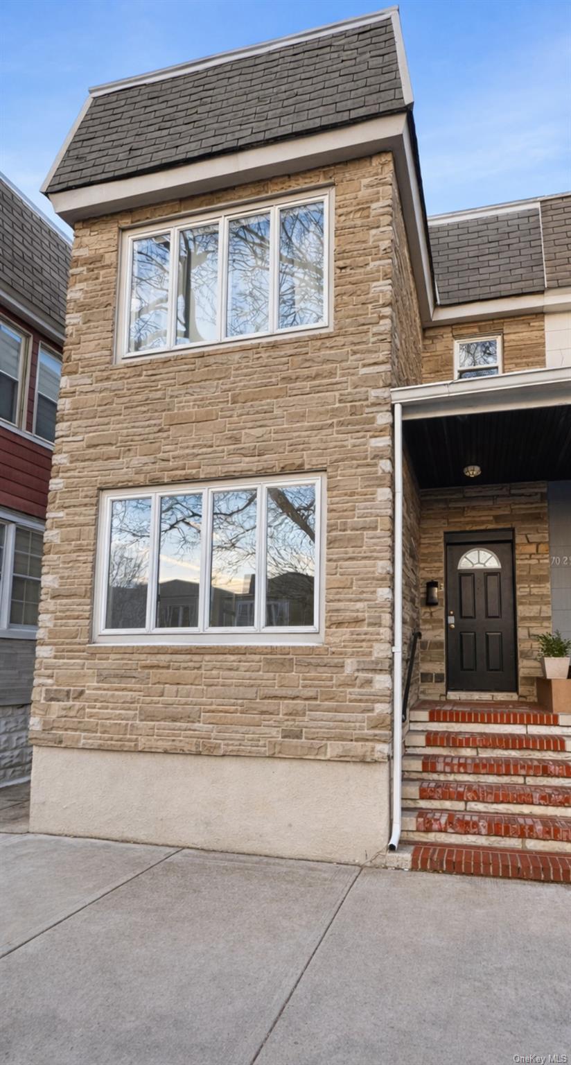 7027 68th Place Property Photo 1