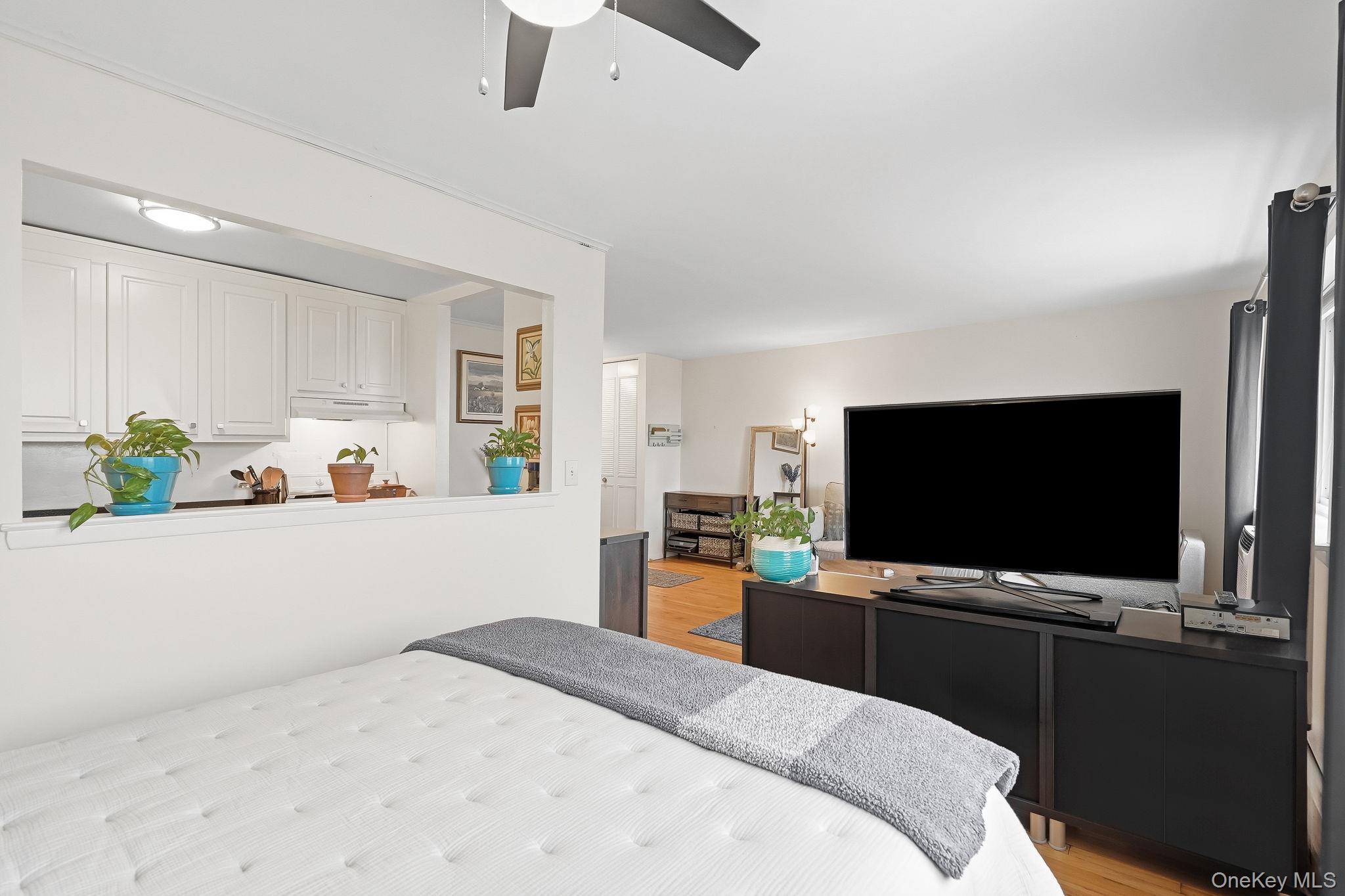 395 Westchester Avenue 6i Property Photo 12