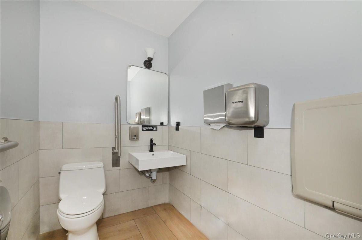 31 S Middle Neck Road Property Photo 19