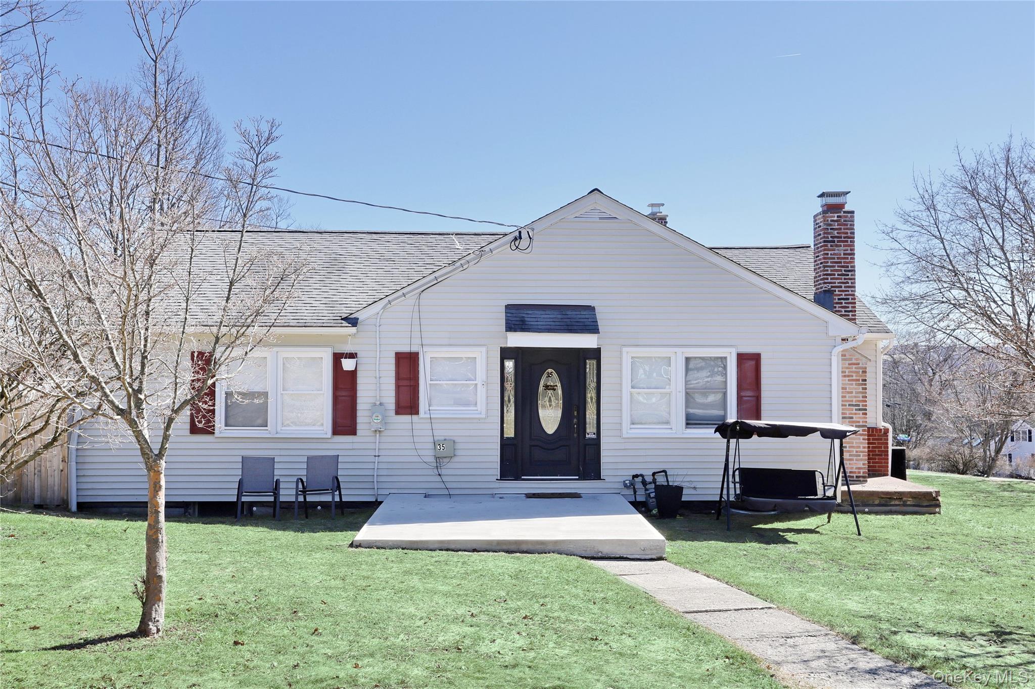35 Mid Oaks Street Property Photo 1