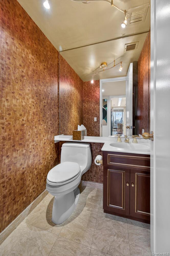 100 Hilton Avenue 601 Property Photo 14