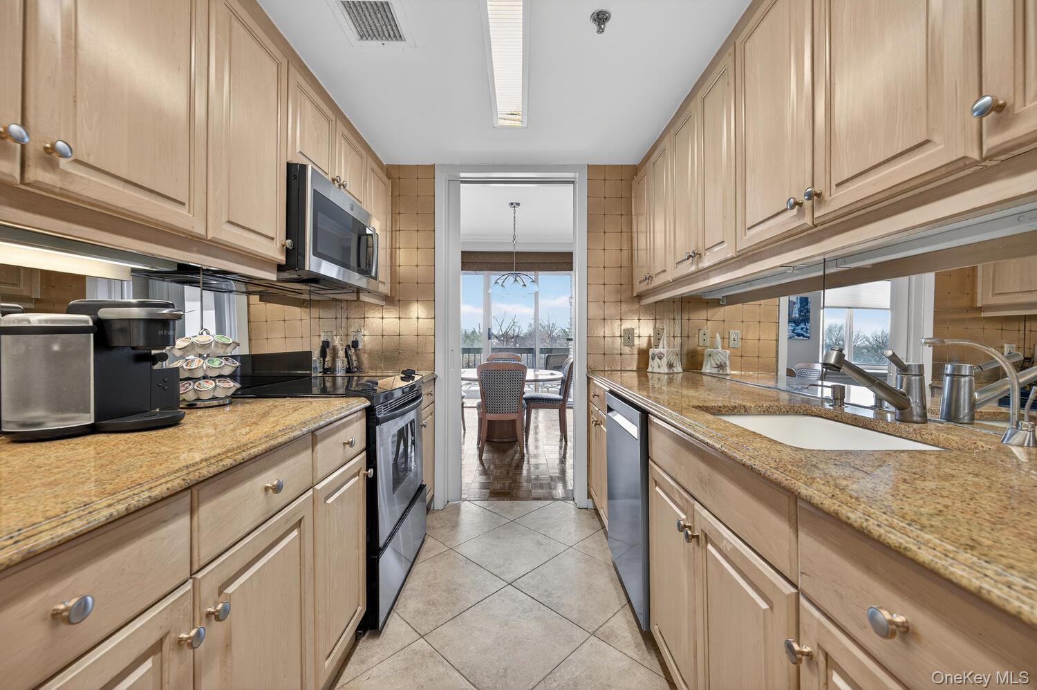 100 Hilton Avenue 601 Property Photo 17