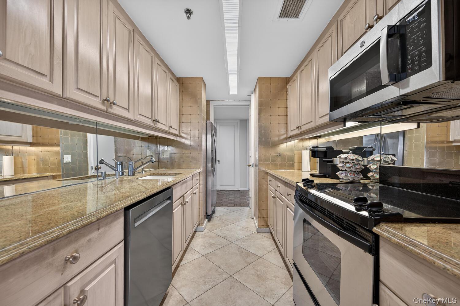 100 Hilton Avenue 601 Property Photo 18